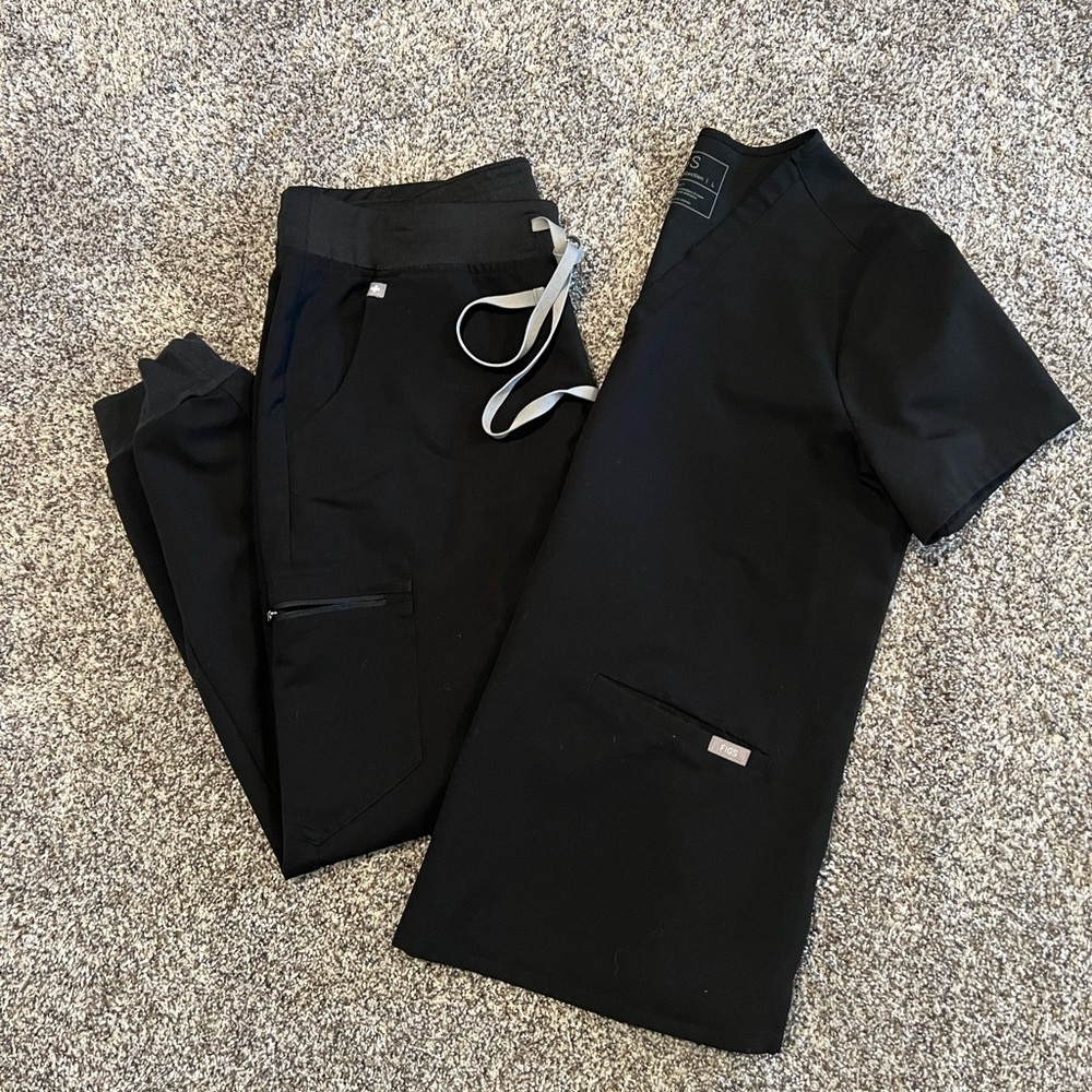 FIGS scrubs Women’s black set